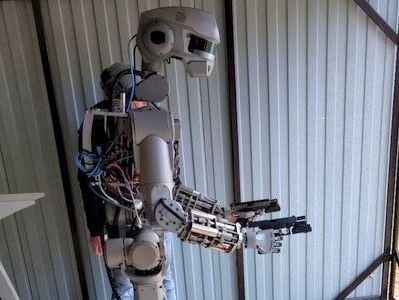 Robot Nga học cách bắn súng hai tay trước khi lên Mặt Trăng