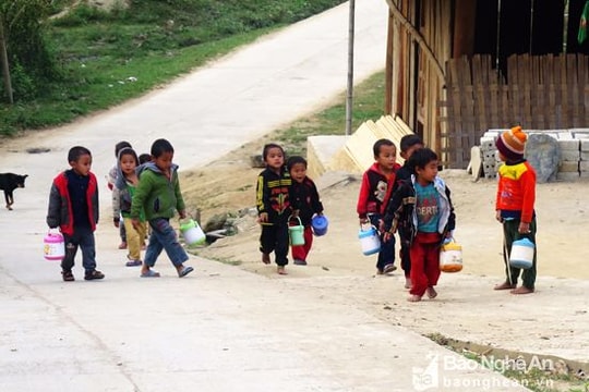 Cặp lồng theo chân trẻ nhỏ vùng cao đến lớp