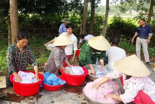 Yên Thành: Trên 5.000 màn được tẩm hóa chất phòng tránh muỗi đốt