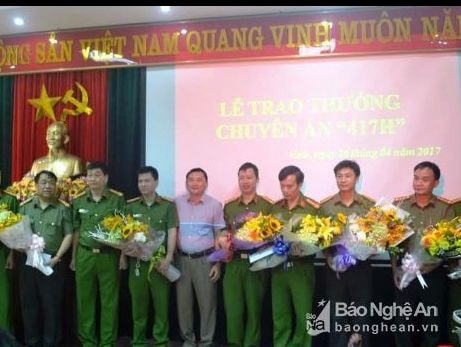 Khen thưởng CA TP Vinh phá chuyên án 417H, bắt 2 đối tượng, thu 2 bánh heroin