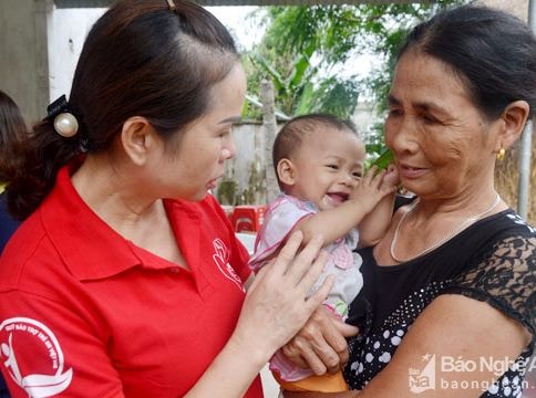 AIA đồng hành và sẻ chia yêu thương với người nghèo