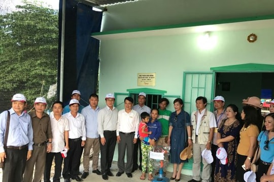 Đại diện 18 tờ báo Đảng trao nhà tình nghĩa cho hộ nghèo ở Khánh Hòa