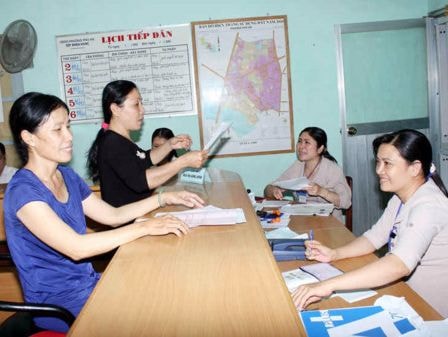 Có nên tăng lương cho công chức 'cắp ô'?