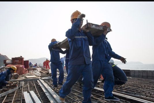 Không khí khẩn trương trên công trường Cảng Nghi Thiết