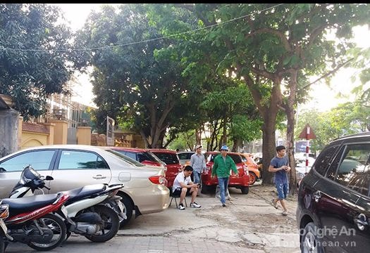 Ô tô vẫn chiếm trọn vỉa hè ở thành Vinh sau giải tỏa