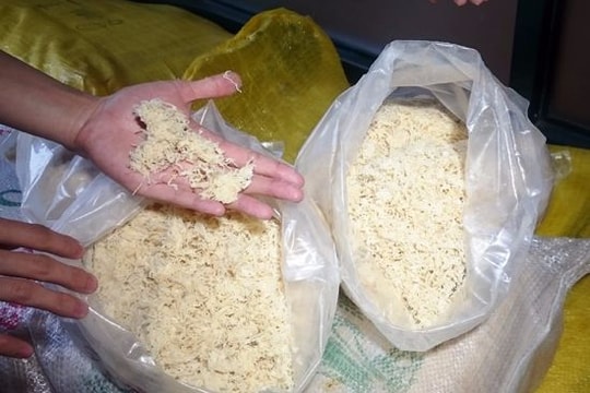 Phát hiện gần 1.000 kg ruốc bông, giò chả hết hạn sử dụng