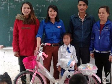 Đoàn xã Nghi Yên (Nghi Lộc) tặng 2 xe đạp cho học sinh công giáo