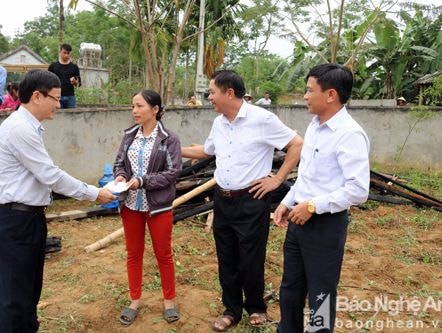 Lãnh đạo Anh Sơn thăm và động viên gia đình bị hỏa hoạn