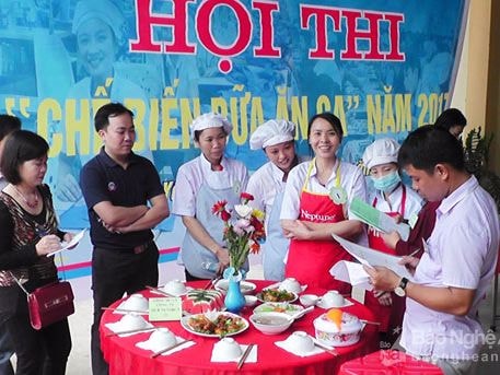 Công nhân 12 công ty tham gia Hội thi Chế biến bữa ăn ca