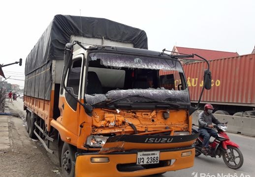 Hai ô tô đâm nhau ở ngã tư, QL1A ùn tắc cục bộ