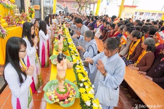 Hàng nghìn phật tử về dự Đại lễ Phật đản 2017