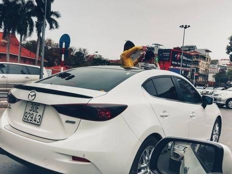 Tiềm ẩn nguy hiểm khi cho trẻ em ngồi trên cửa sổ trời xe ô tô