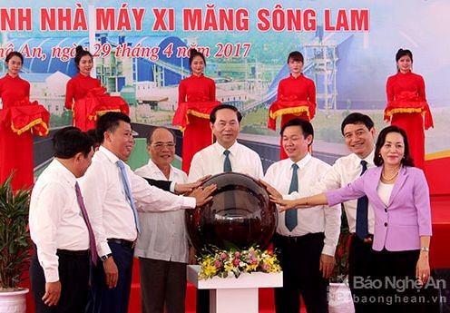 Chủ tịch nước Trần Đại Quang nhấn nút vận hành Nhà máy xi măng Sông Lam