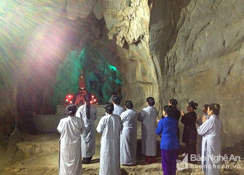 Độc đáo ngôi chùa trong lèn đá ở Nghệ An