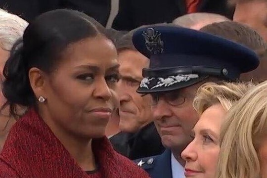 Giải mã ánh mắt khó hiểu của bà Obama trong lễ nhậm chức của ông Trump