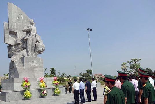 Phó Thủ tướng Vương Đình Huệ dâng hương tưởng niệm đồng chí Phan Đăng Lưu