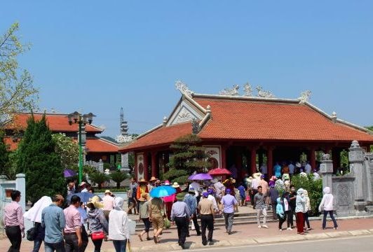 Hàng ngàn người đến thăm 'tọa độ lửa' trong ngày toàn thắng