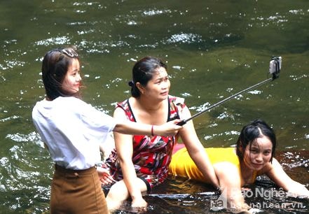 Tay xách nách mang vượt rừng vào Khe Kèm nghỉ lễ