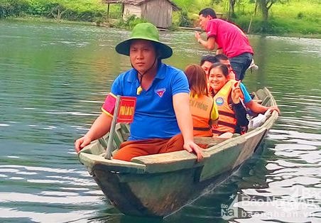 Đội tình nguyện hướng dẫn du lịch sinh thái ở Nghệ An