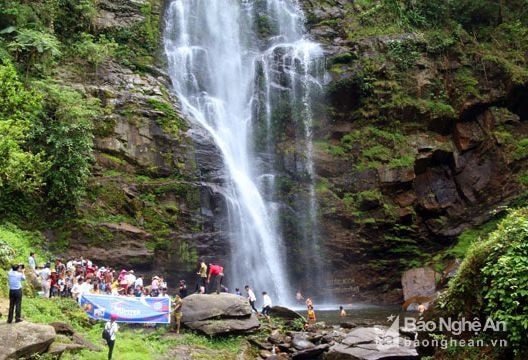 Khách Tây thích thú thác Khe Kèm