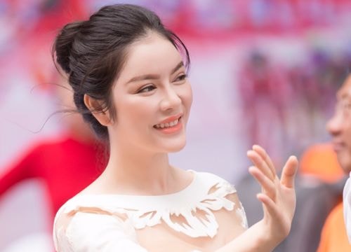 Lý Nhã Kỳ diện đầm hiệu gần 4.000 USD đi cổ vũ giải đua xe đạp