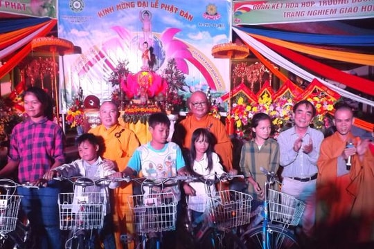 Chùa Đông Yên trao nhiều phần quà tại Lễ Phật đản