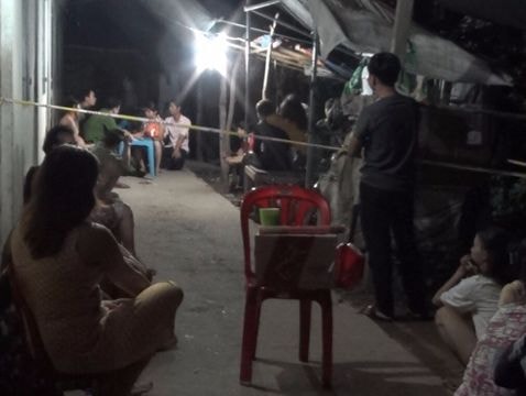 Đi chơi về, con gái phát hiện mẹ chết trong tư thế treo cổ