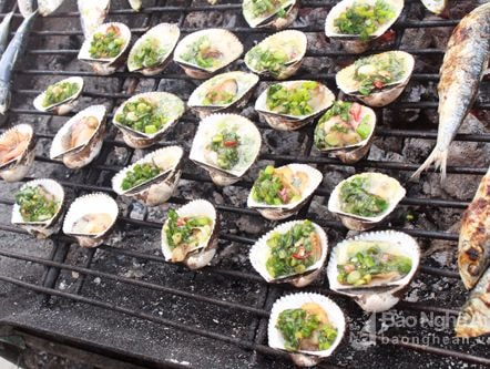 Du khách đổ dồn về Cửa Lò, các dịch vụ đắt hàng