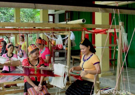 Tìm cách bảo tồn nghề dệt thổ cẩm ở Con Cuông