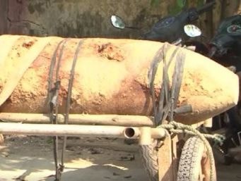 Bắt nhóm đối tượng kéo quả bom còn nguyên kíp nổ đi bán