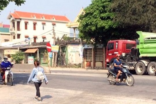 Đang sang đường, một phụ nữ bị xe máy đâm tử vong