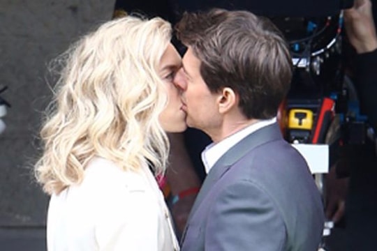 Tom Cruise hôn bạn gái tin đồn ở trường quay 'Nhiệm vụ bất khả thi 6'