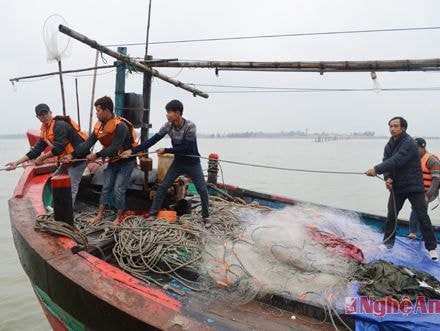 Chức sắc, chức việc cảm ơn bộ đội cứu sống ngư dân gặp nạn trên biển