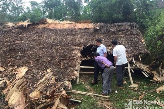 Hàng chục ngôi nhà bị đổ sập, tốc mái vì lốc xoáy kèm mưa đá