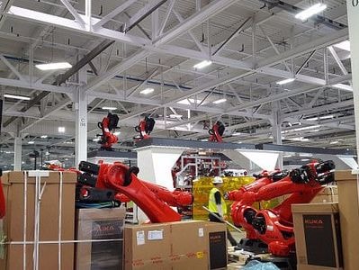 Binh đoàn gần 500 robot phục vụ tỷ phú Mỹ