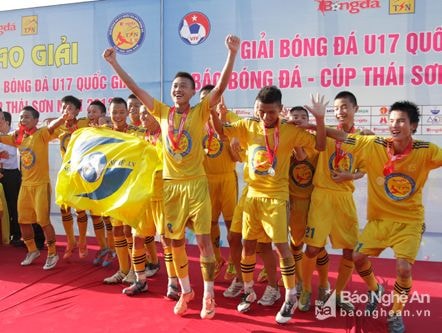 Cầu thủ trẻ lò Sông Lam đổ bộ ra Bắc