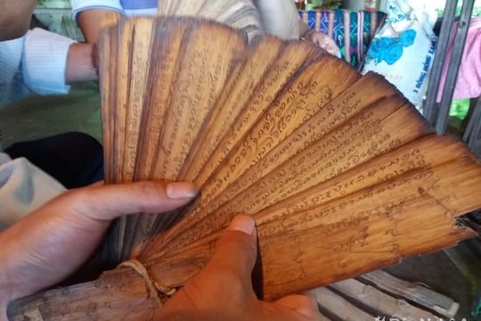 Văn tự cổ của người Thái trên lá cây có nguy cơ thất truyền