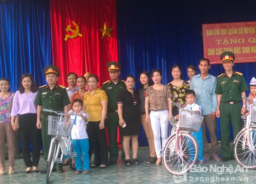 Trao xe đạp cho con em đồng bào giáo dân