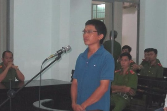 Kiểm sát viên vứt tiền nhận hối lộ vào... bồn cầu