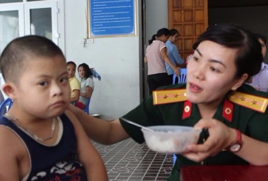 Hội phụ nữ Bộ CHQS tỉnh: Bữa cơm dinh dưỡng cho trẻ em mồ côi và khuyết tật