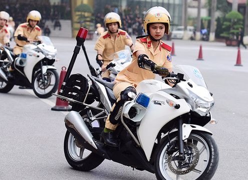 Xem nữ sinh cảnh sát xinh đẹp lái môtô phân khối lớn