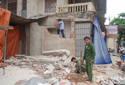 Thanh Chương: Xử lý hàng trăm điểm lấn chiếm hành lang ATGT