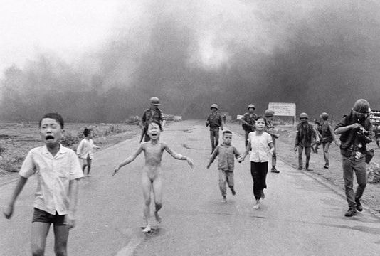 Nick Út tặng bức ảnh 'Em bé Napalm' cho bảo tàng Việt Nam