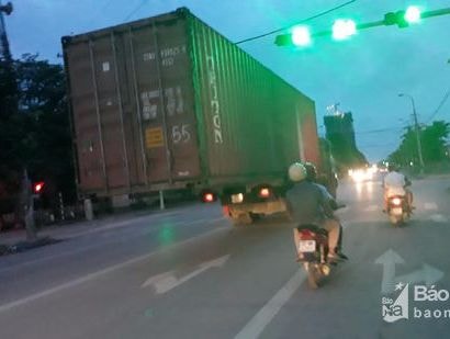 Kinh hoàng cảnh xe container 'làm xiếc' trên đường