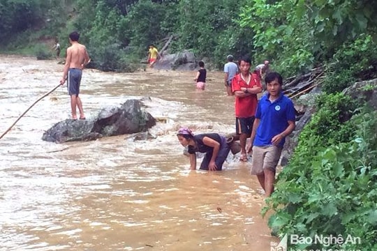 Lũ quét về sớm, người dân đổ xô ra suối vớt củi, xúc cá