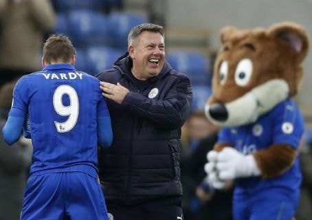 Leicester trụ lại Ngoại hạng Anh sớm ba vòng đấu