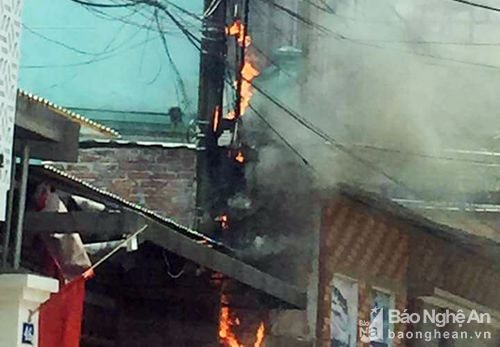 Cột điện bốc cháy dữ dội giữa phố Vinh