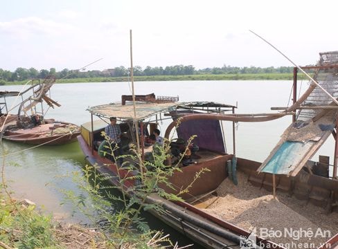 Bắt giữ 2 tàu hút cát, sạn trái phép trên sông Lam