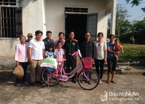 Tặng quà cho học sinh nghèo xã Trù Sơn và Đại Sơn