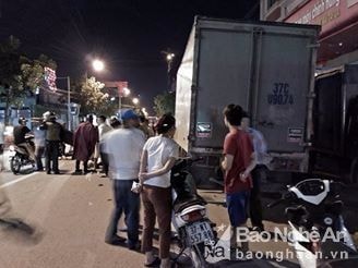 Đâm ô tô tải đậu bên đường, nam thanh niên nguy kịch